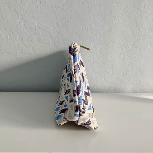 NWOT Clarins Feed 10 Canvas Makeup Cosmetics Bag Pouch Blue and Cream - Picture 5 of 15